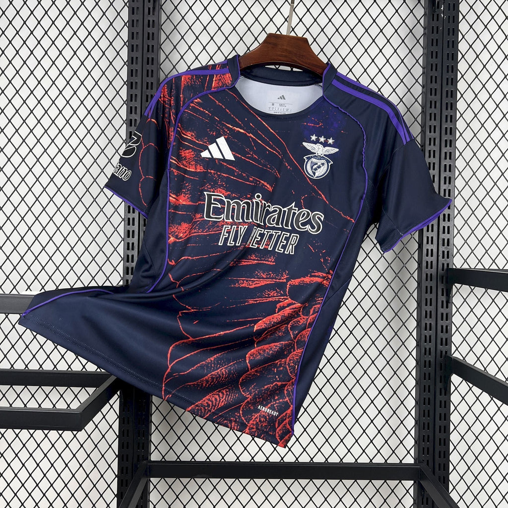 Maillot Benfica 2025-26 Le 12 -ème Maillot, maillot de football avec logo et détails en bleu et blanc, vue de face.