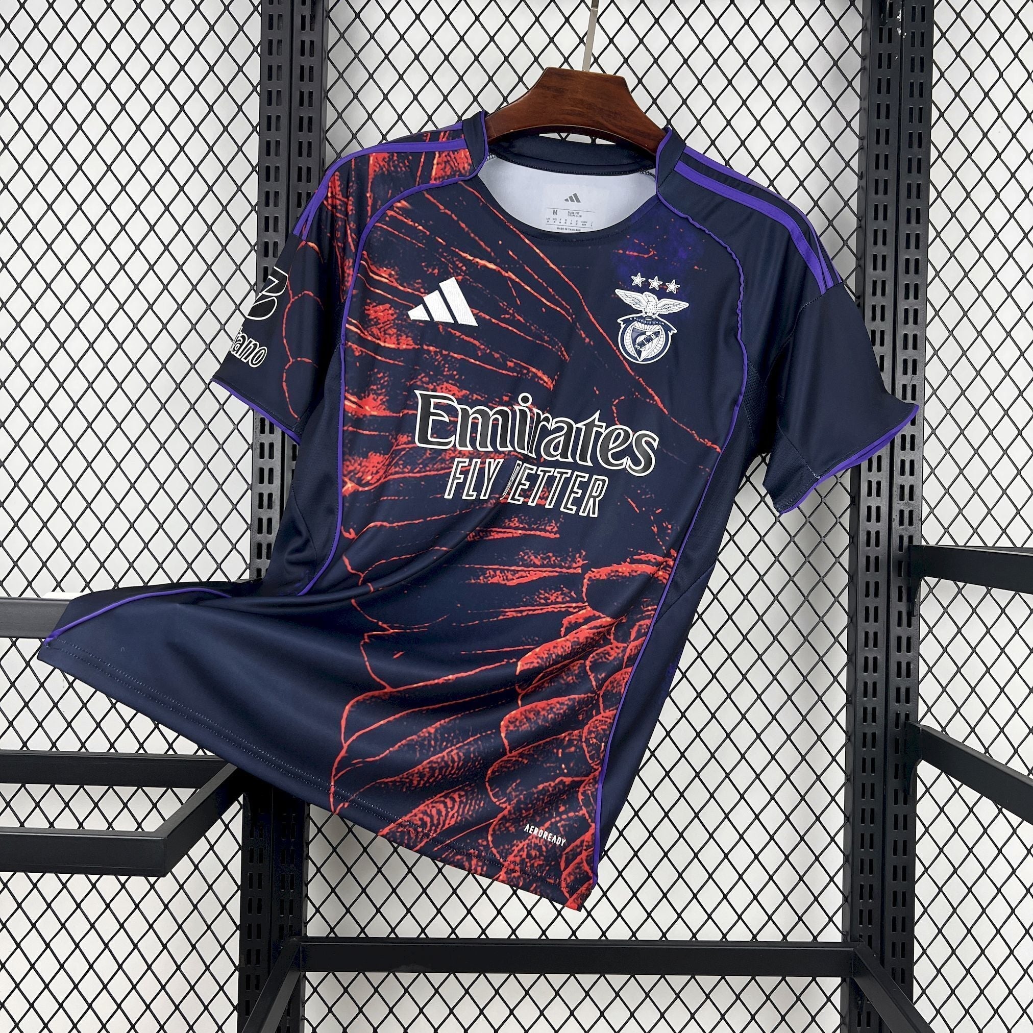 Maillot Benfica 2025-26 Le 12 -ème Maillot, maillot de football avec logo et détails en bleu et blanc, vue de face.