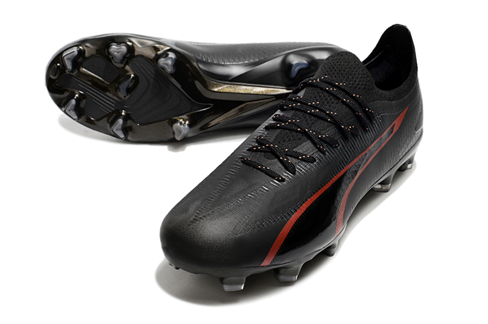 Crampons Ultra Ultimate FG de Le 12 -ème Maillot, fixation robuste pour chaussures de sport, avec pointes en acier pour traction optimale.