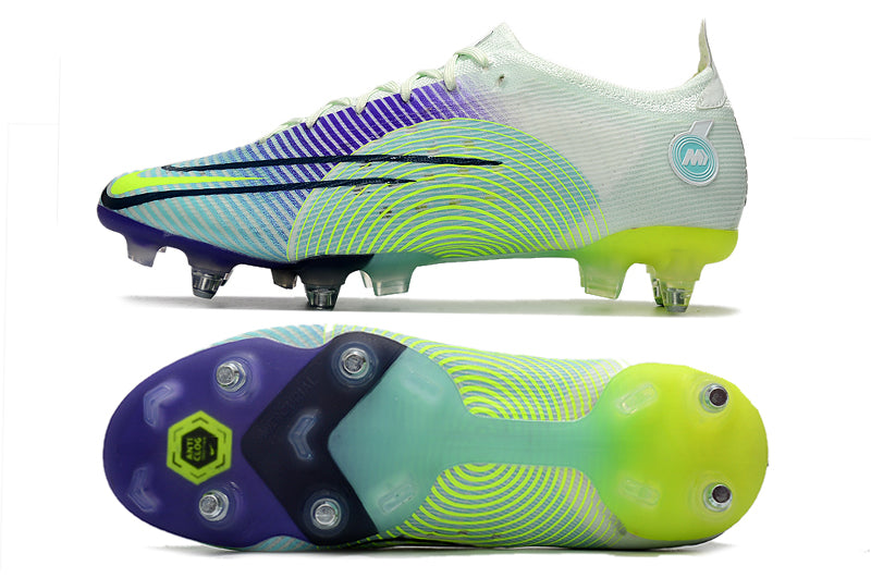 Crampons Mercurial Superfly 8 Elite pour football, avec semelles métalliques et motif en caoutchouc blanc.