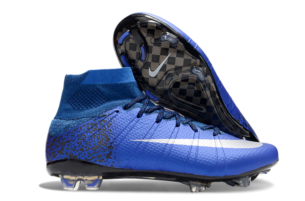 Crampons Mercurial Superfly pour football, fixation en métal avec crampons en plastique, conçus pour performance sur le terrain.