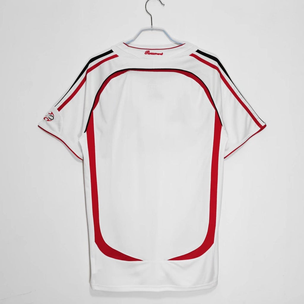 Maillot extérieur rétro de 2006-2007 de l'AC Milan, marque Le 12-ème Maillot, logo et design vintage visible.