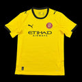 Maillot extérieur Girona 25/26 de la marque Le 12 -ème Maillot, en tissu bleu avec logo de l'équipe.
