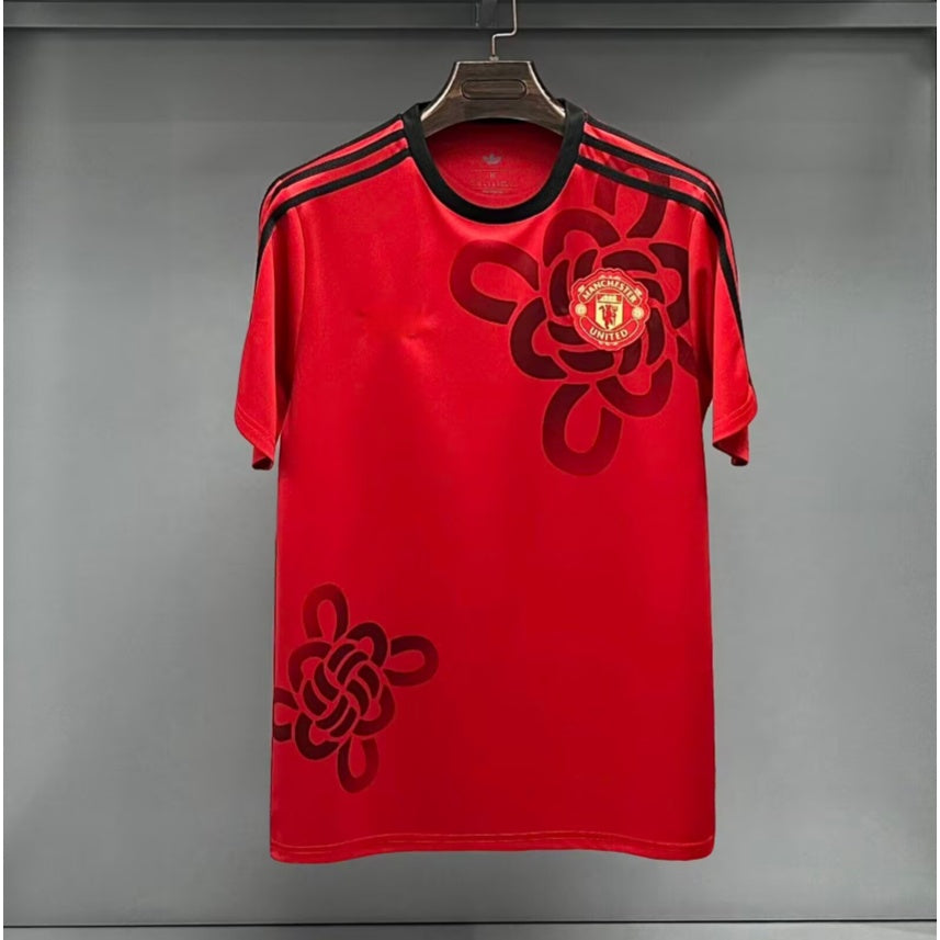 Maillot Manchester United 25/26 rouge, modèle spécial, par la marque Le 12-ème Maillot, vu de face sur fond blanc.