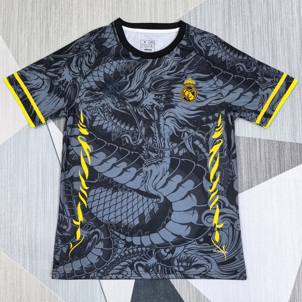 Maillot de football Real Madrid 25/26 noir avec dragon, marque Le 12 -ème Maillot, détails du design visible.