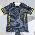 Maillot de football Real Madrid 25/26 noir avec dragon, marque Le 12 -ème Maillot, détails du design visible.