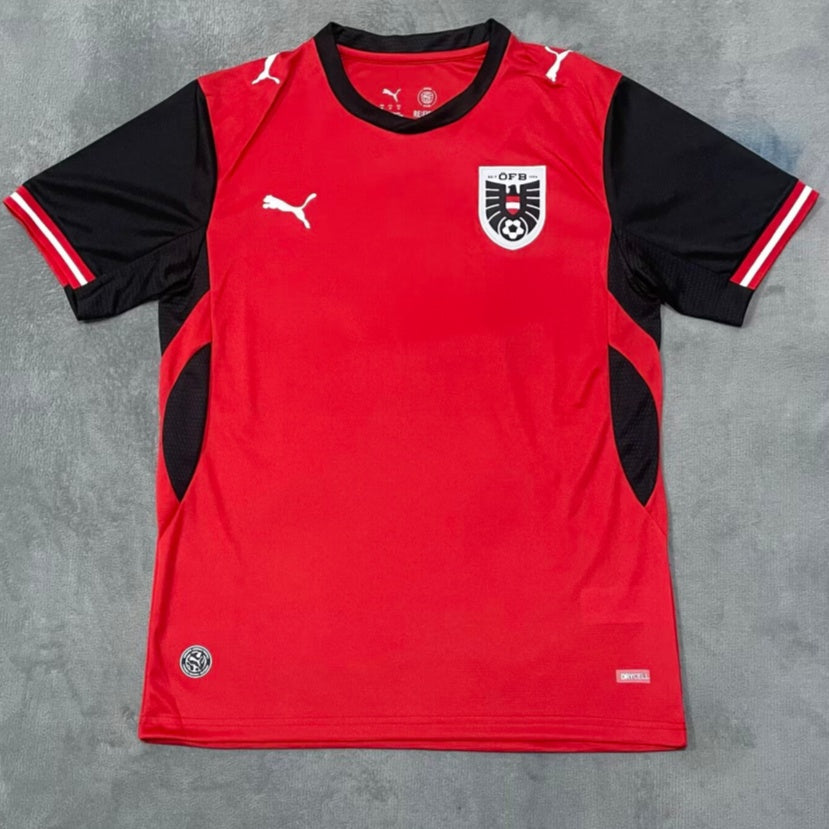 Maillot domicile 25/26 Autriche Le 12-ème Maillot, maillot de football autrichien avec logo national, vue de face.