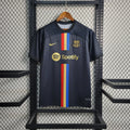Maillot de football Barcelone 2022-2023 Le 12 -ème Maillot, vue de face, avec logo et détails du design.