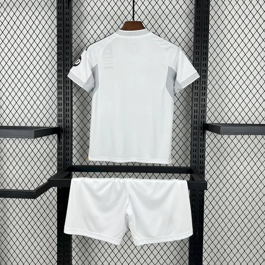 Kit enfant Real Madrid 2025-26, maillot officiel avec logo et détails du club, fabriqué par Le 12 -ème Maillot.