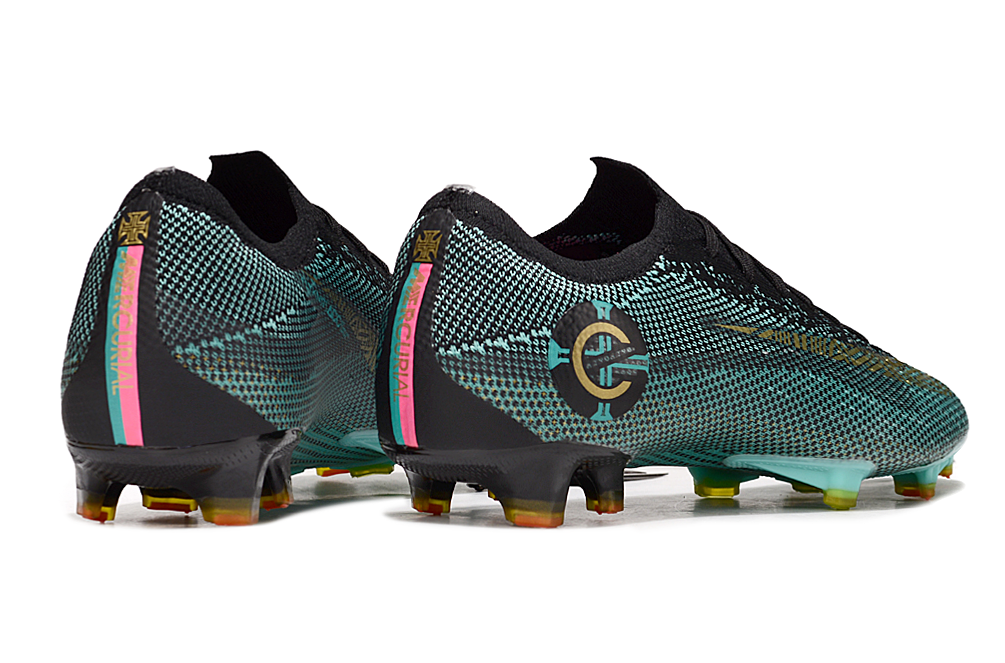 Crampons Mercurial Vapor XII Elite de Le 12 -ème Maillot, vue des crampons avec motifs en caoutchouc et plaques métalliques robustes