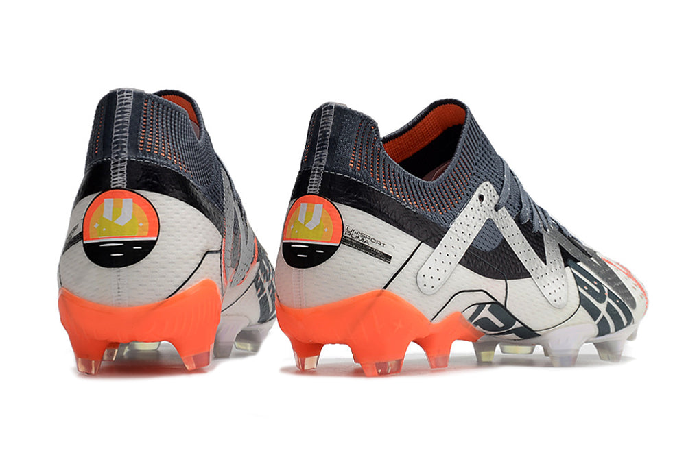 Crampons Future Ultimate FG de Le 12 -ème Maillot, pointes en acier pour sports d'hiver, visibles en action sur la chaussure.