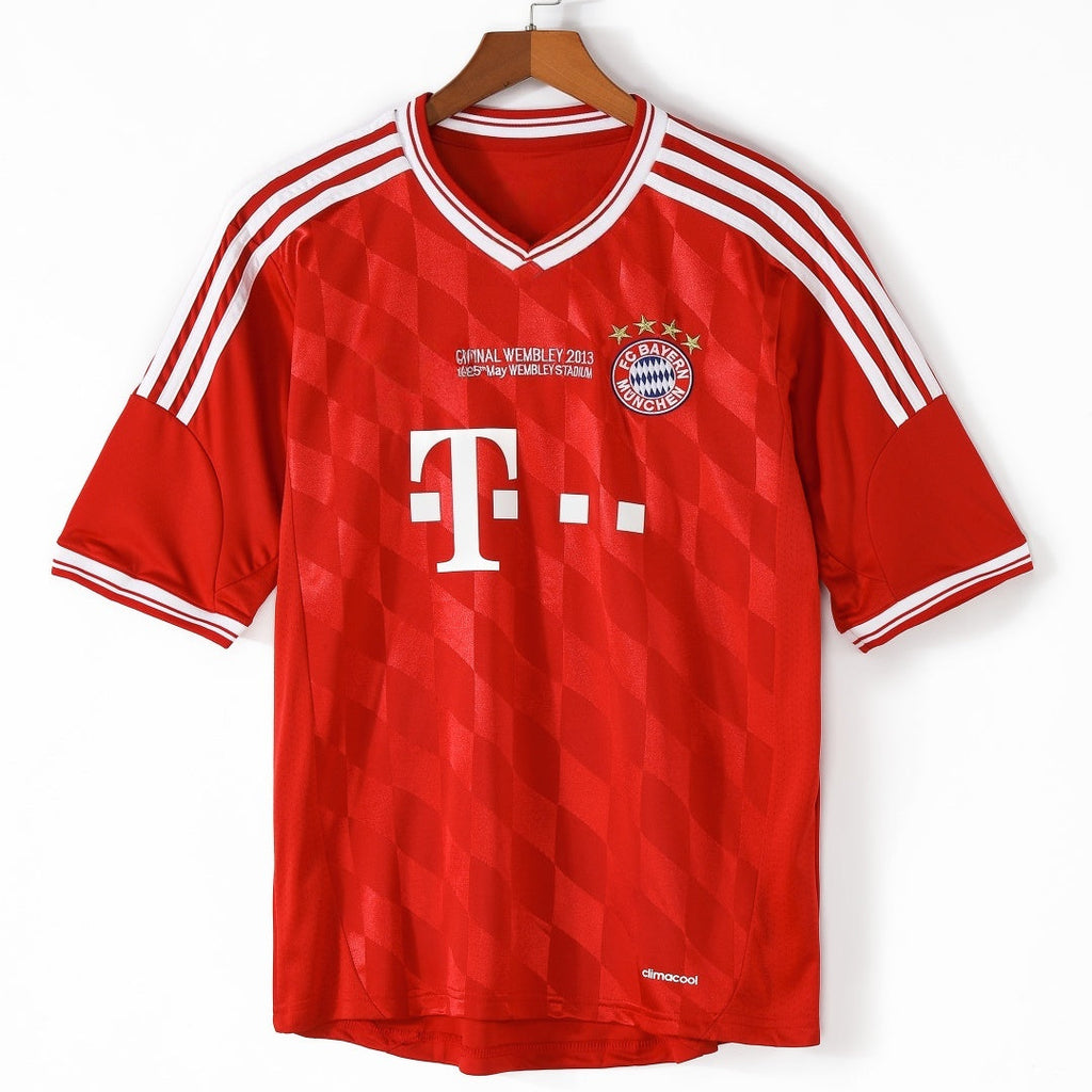 Maillot domicile rétro Bayern Munich 2013-2014, marque Le 12 -ème Maillot, vue de face avec logo et rayures rouges et blanches