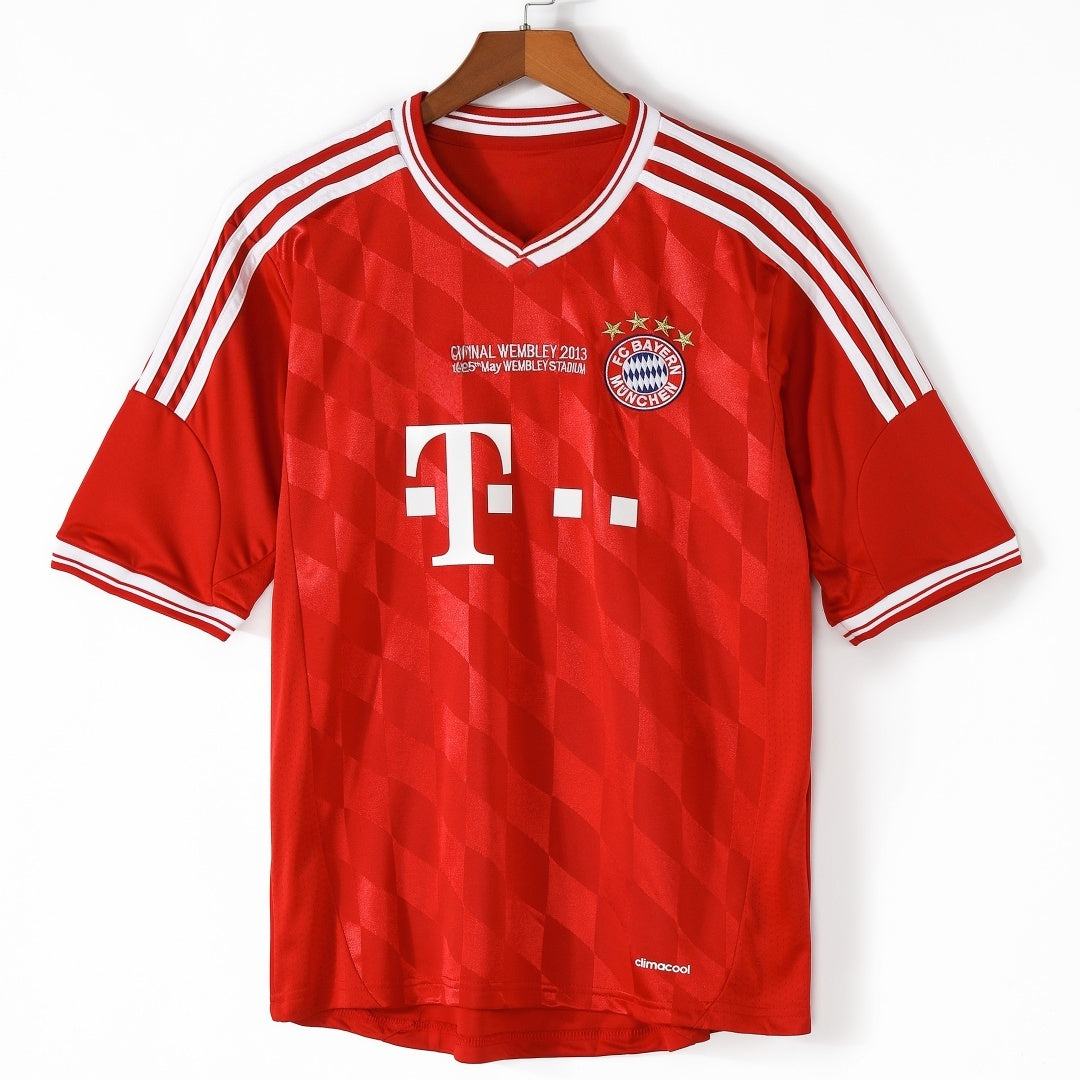 Maillot domicile rétro Bayern Munich 2013-2014, marque Le 12 -ème Maillot, vue de face avec logo et rayures rouges et blanches