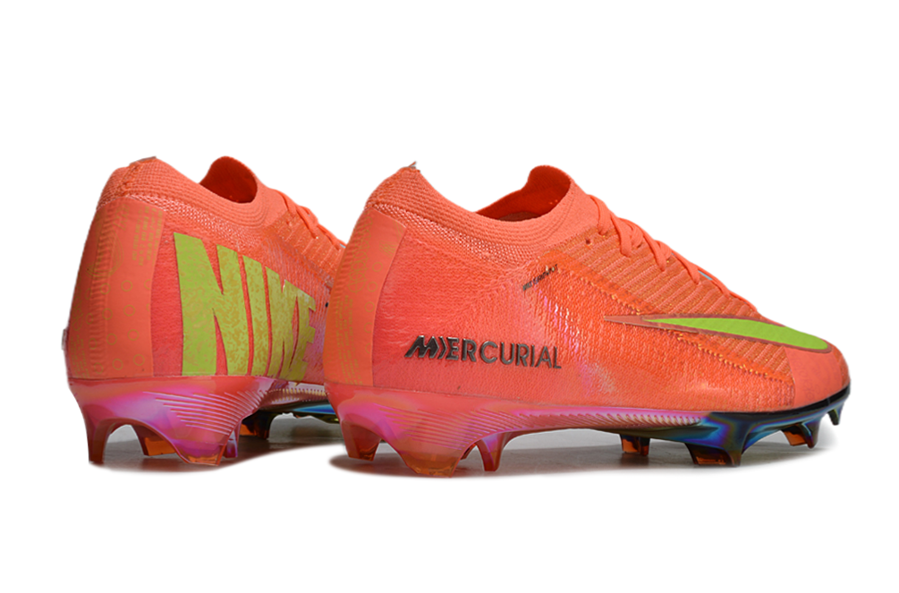 Crampons Mercurial Vapor 16 Elite XXV de la marque Le 12 -ème Maillot, montrant les pointes en acier et la chaussure de sport.
