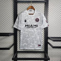 Maillot Inter Miami saison 2023-2024 édition limitée gris de Le 12 -ème Maillot, vue de face avec logo et détails de la tenue