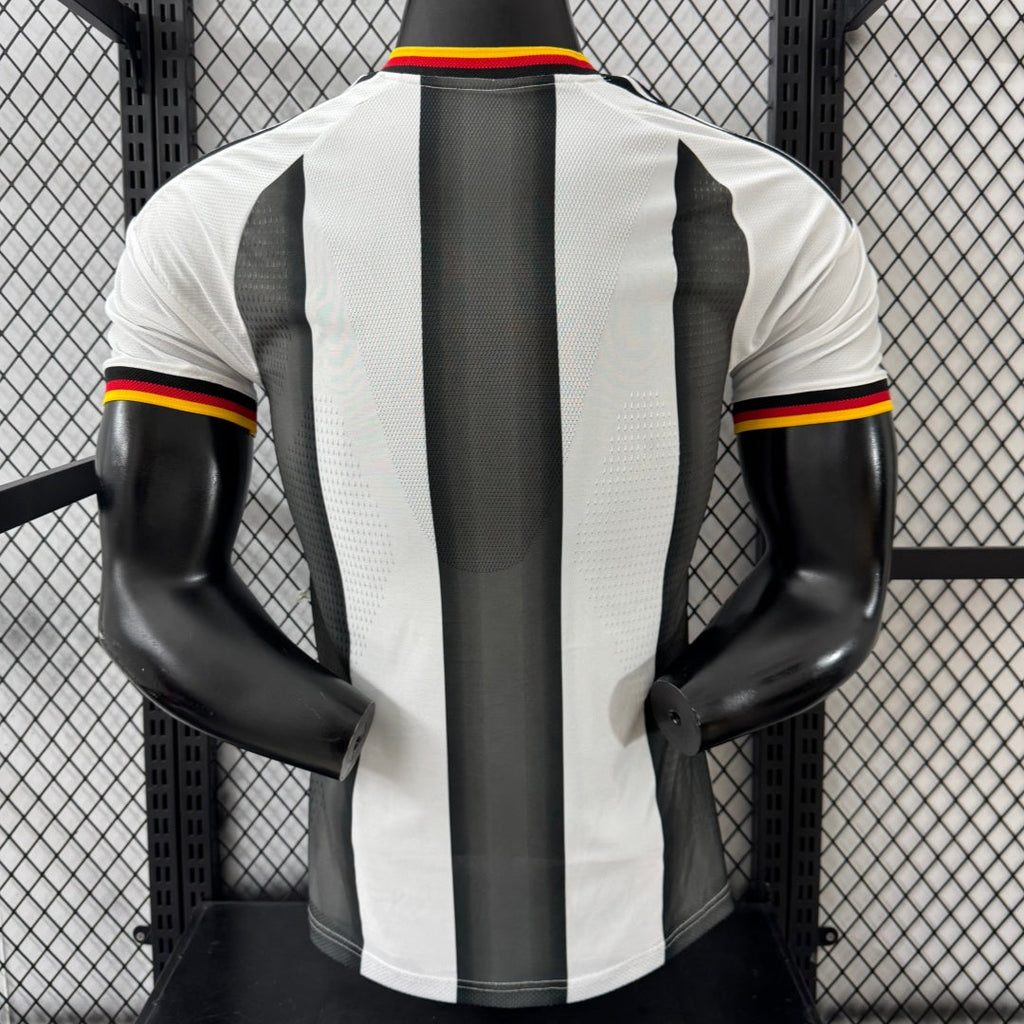 Maillot 25/26 de l'équipe Allemagne blanc pour joueur, fabriqué par Le 12 -ème Maillot, vue détaillée du devant.