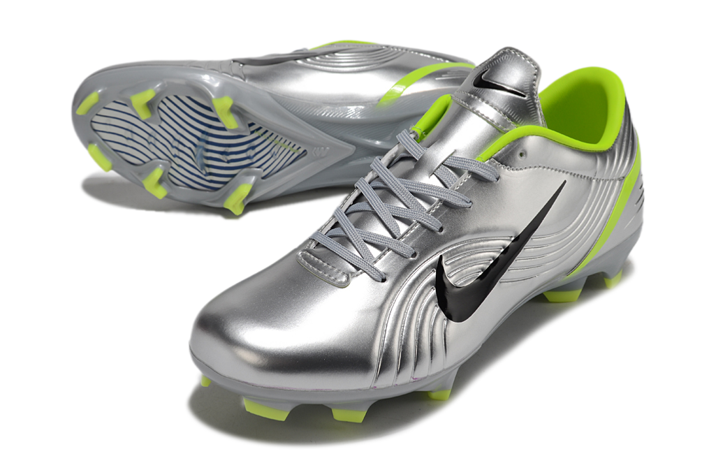 Crampons Mercurial Vapor IX Élité (R9) de Le 12-ème Maillot, chaussures de football avec crampons en gros plan.