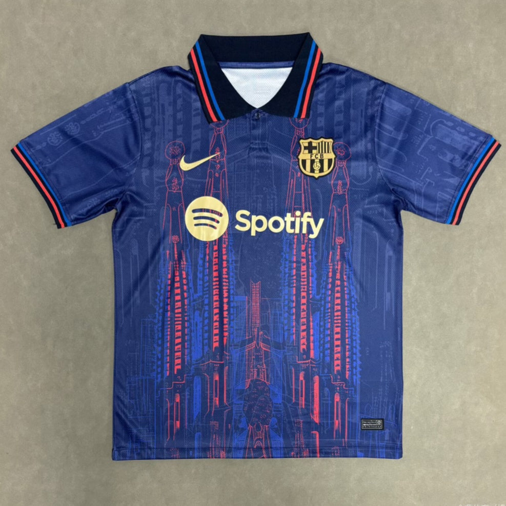 Maillot 24/25 Barcelone Spécial Polo Q, maillot de football Le 12 -ème Maillot, vue de face avec logo et design bleu et rouge