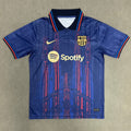 Maillot 24/25 Barcelone Spécial Polo Q, maillot de football Le 12 -ème Maillot, vue de face avec logo et design bleu et rouge