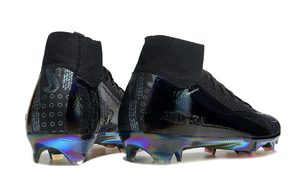 Crampons Mercurial Superfly IIX Elite de Le 12 -ème Maillot, vue en gros plan, avec pointes en métal et design léger pour football.