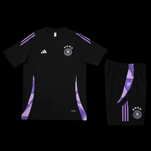 Ensemble Allemagne de Le 12 -ème Maillot, maillot de football avec logo national, porté par un mannequin.