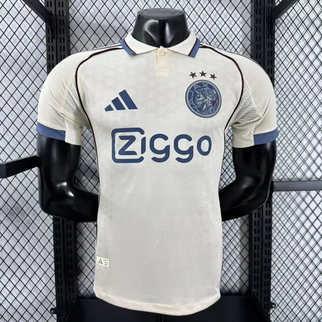Maillot de football Ajax 2025-26 Le 12-ème Maillot, maillot officiel avec logo Ajax et design moderne, vue de face.