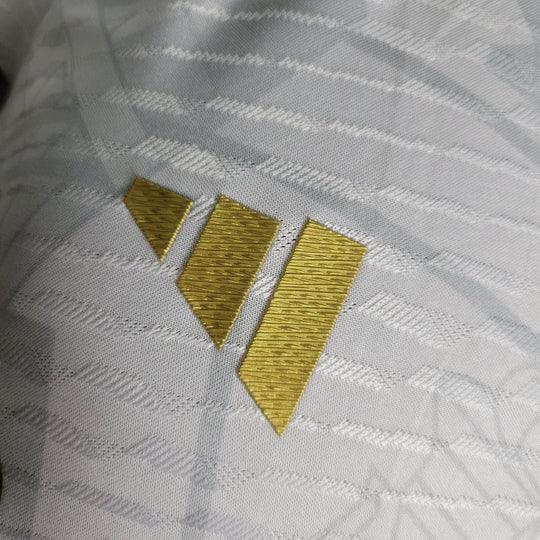 Maillot Real Madrid édition limitée 2023-2024 doré de Le 12 -ème Maillot, vue de face avec détails du design doré.