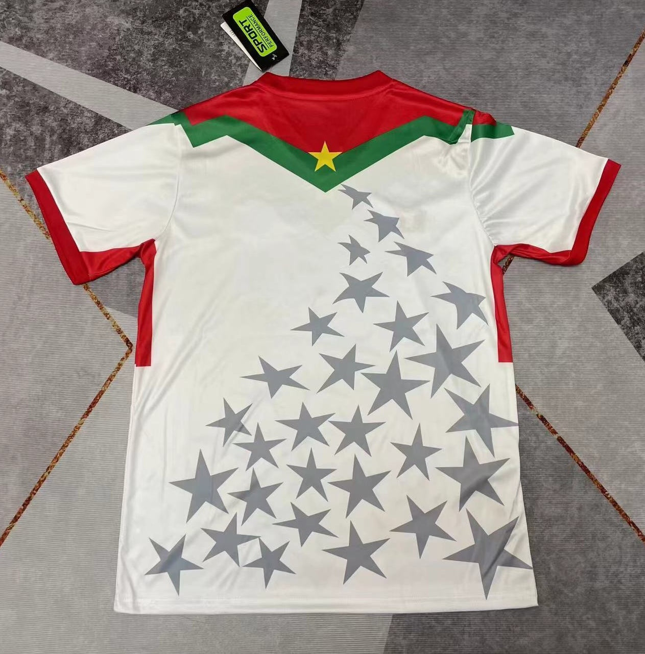 Maillot blanc Burkina Faso 25/26 Le 12 -ème Maillot, maillot de football avec logo et design blanc et bleu.