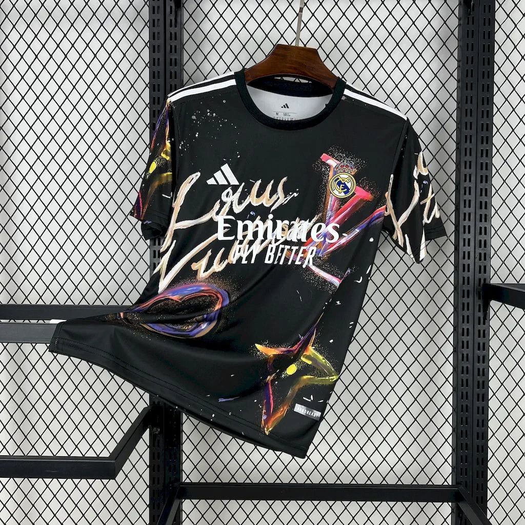 Maillot concept Real Madrid 2025-26 de la marque Le 12-ème Maillot, vue montrant le design innovant et les détails du maillot.
