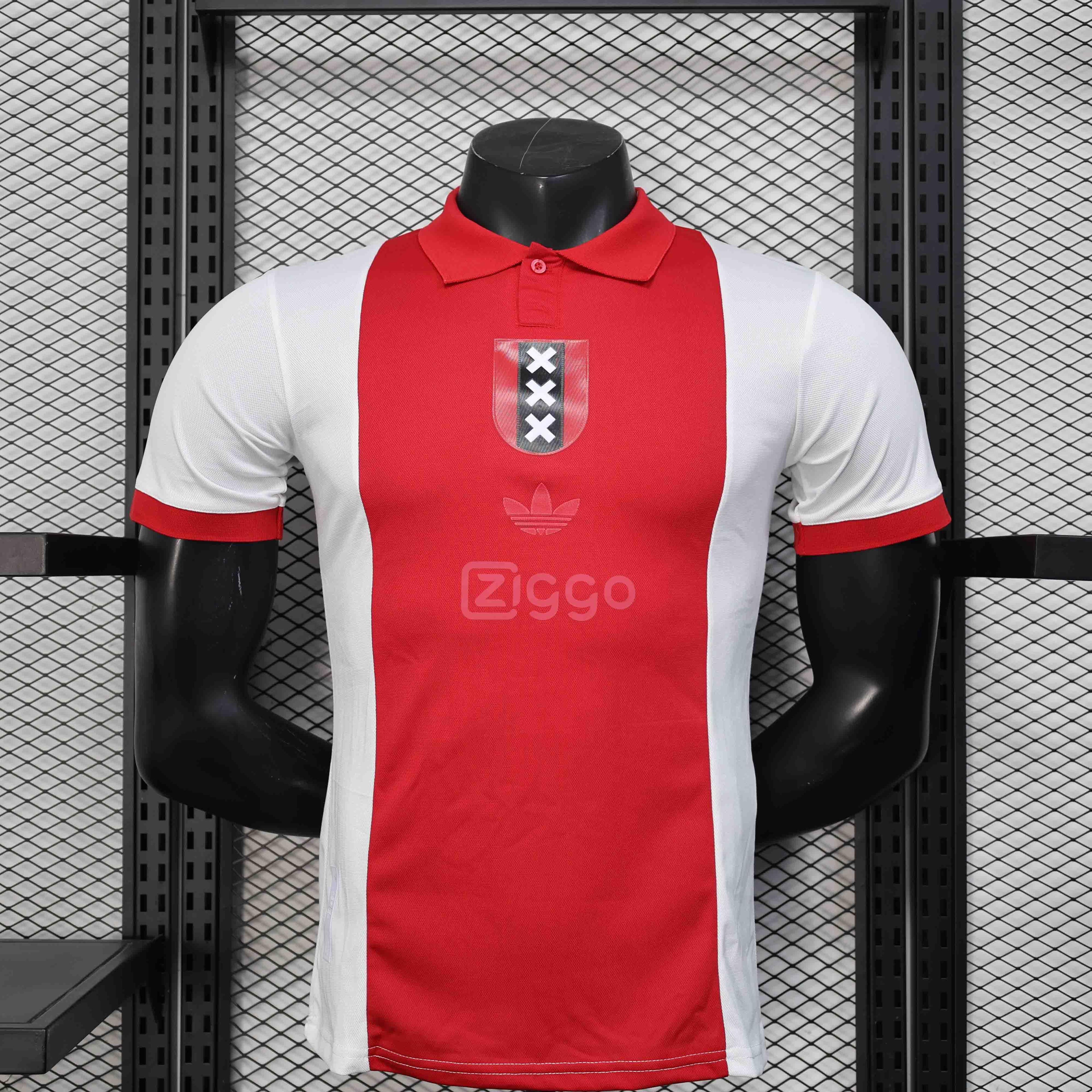 Maillot Ajax concept 2025-26 de Le 12 -ème Maillot, vue de face avec design moderne et couleurs traditionnelles de l'équipe.