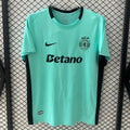 Maillot de football Sporting CP vert pour enfants 25/26 ans, marque Le 12 -ème Maillot, détails du design visible.