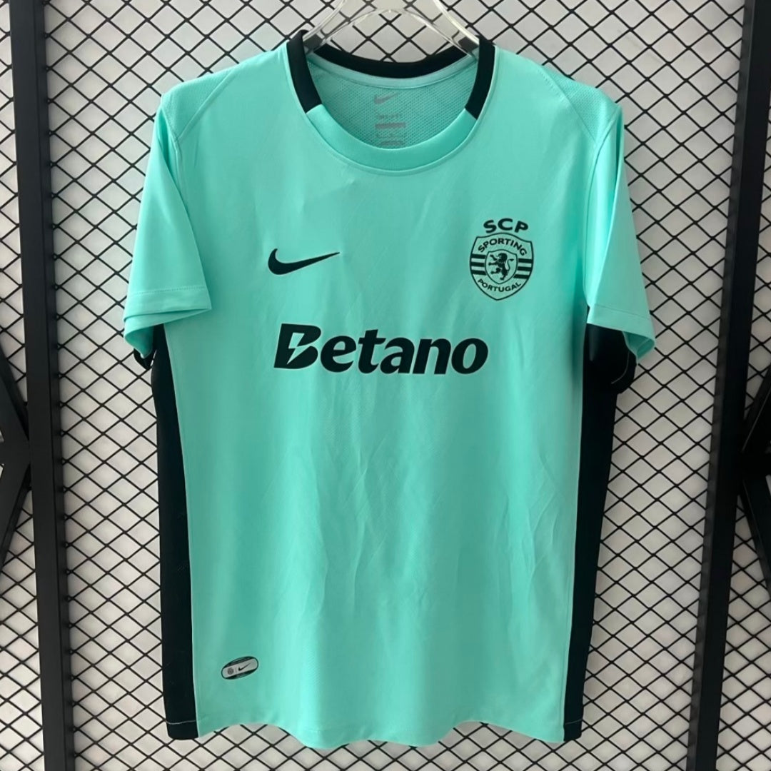 Maillot de football Sporting CP vert pour enfants 25/26 ans, marque Le 12 -ème Maillot, détails du design visible.