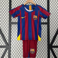 Ensemble enfant Barcelone domicile rétro 2005-2006, maillot Le 12-ème Maillot, vue de face avec logo et détails du maillot.