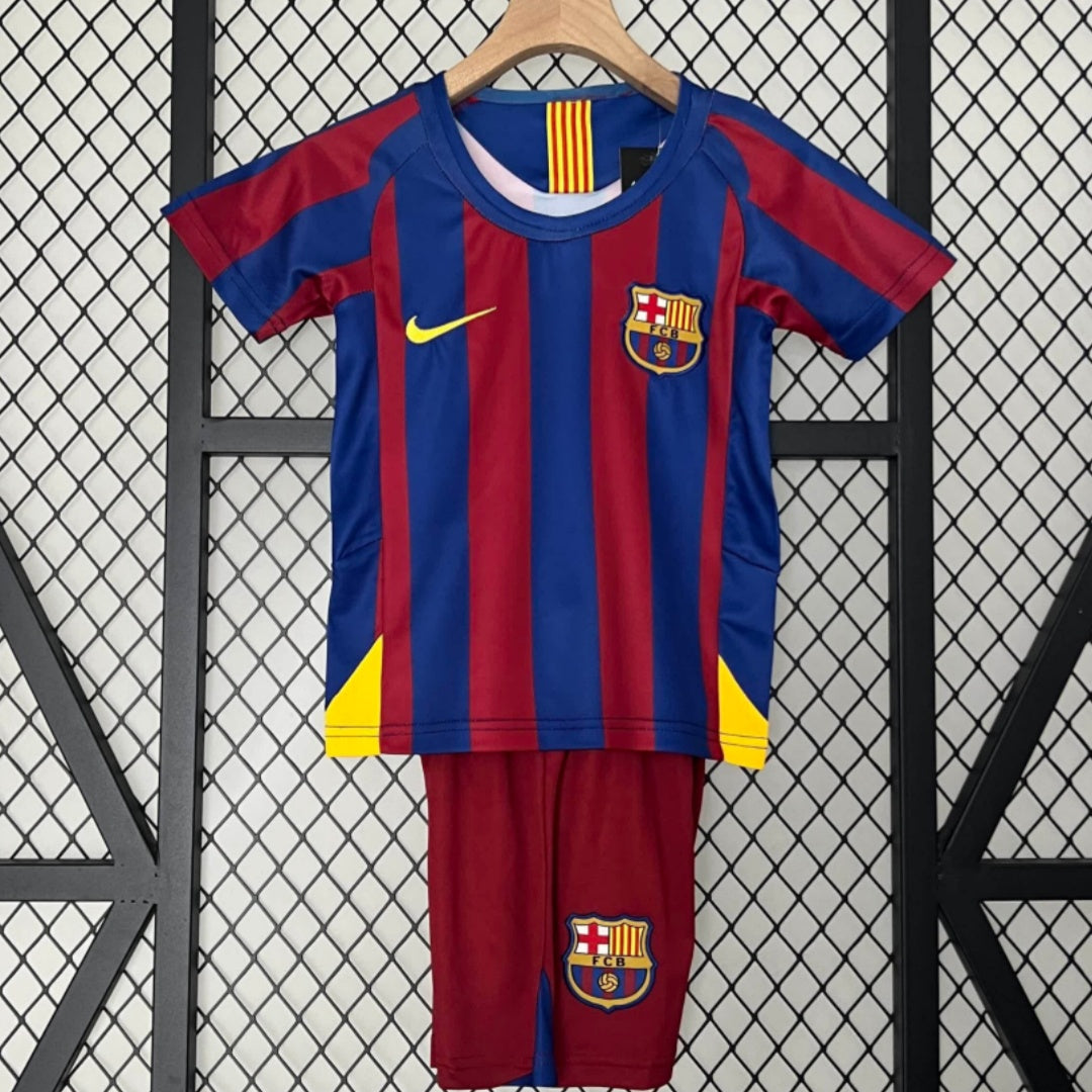 Ensemble enfant Barcelone domicile rétro 2005-2006, maillot Le 12-ème Maillot, vue de face avec logo et détails du maillot.