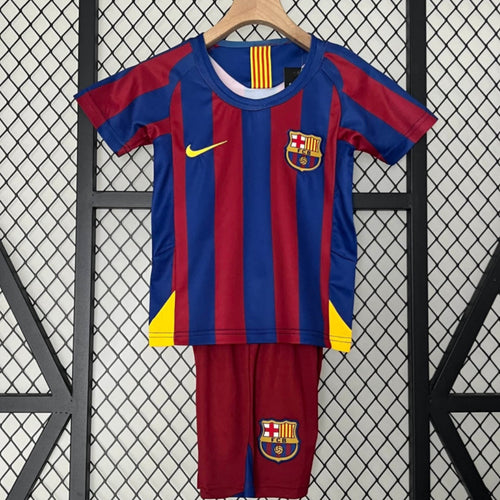 Ensemble enfant Barcelone domicile rétro 2005-2006, maillot Le 12-ème Maillot, vue de face avec logo et détails du maillot.