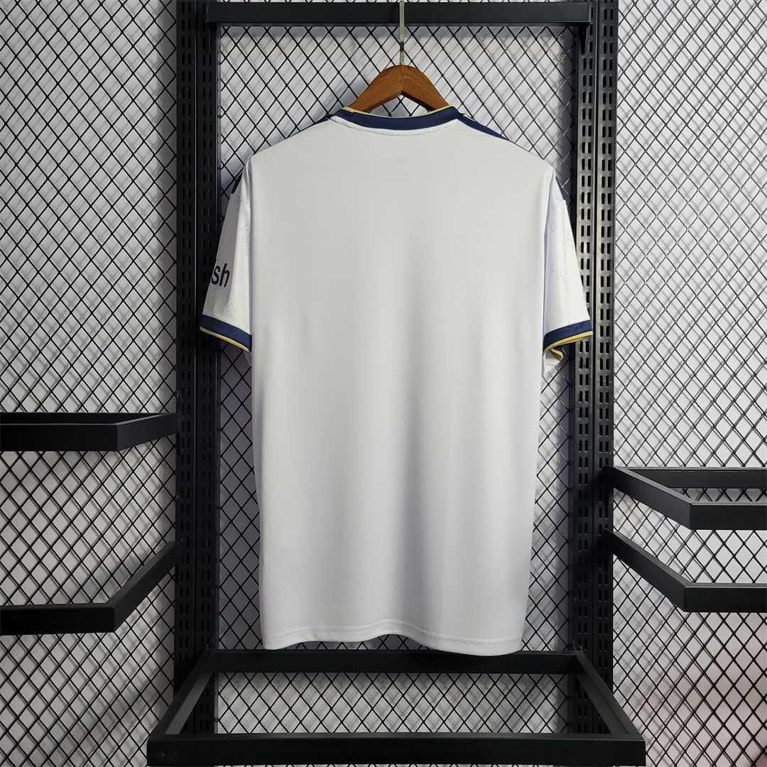 Maillot Leeds United 2022-23 par Le 12 -ème Maillot, maillot de football avec logo et détails de l'équipe en vue de face.