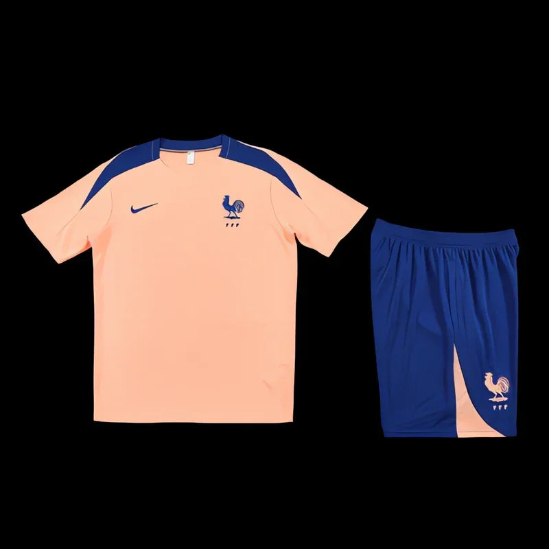 Ensemble France de Le 12 -ème Maillot avec maillot bleu, blanc et rouge, porté par un mannequin, pour supporter l'équipe nationale.