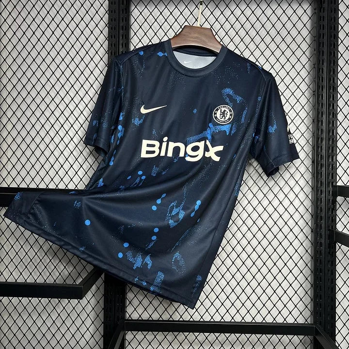 Maillot d'entraînement Chelsea FC 2024-2025, marque Le 12 -ème Maillot, en tissu bleu avec logo et détails sportifs.