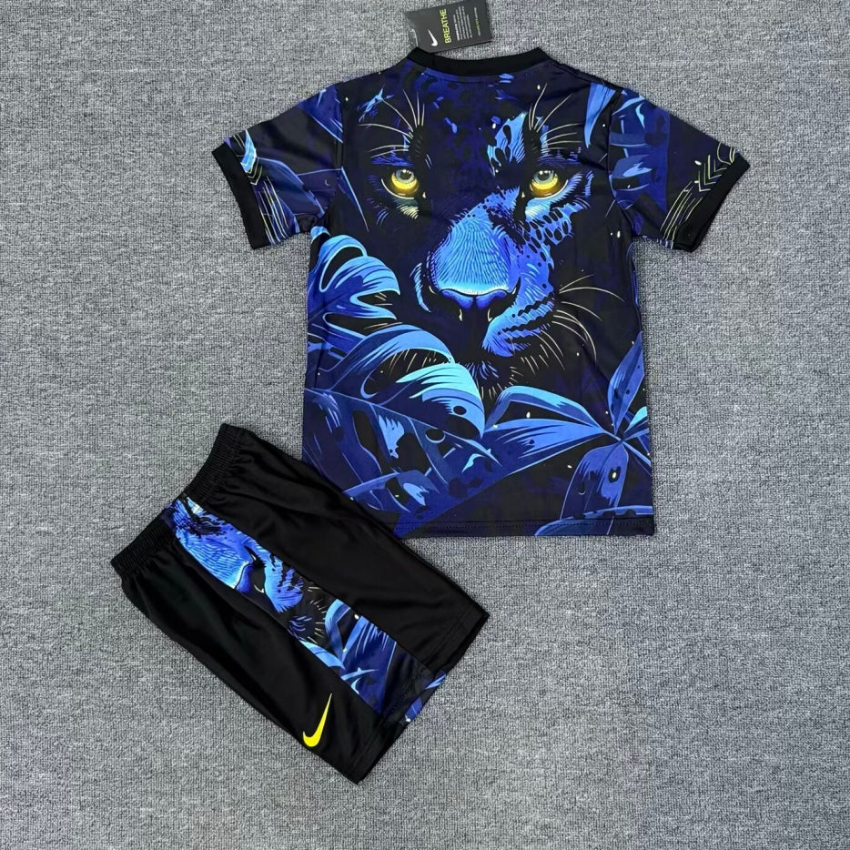 Ensemble pour enfant Brésil Spécial 25/26 de la marque Le 12 -ème Maillot, maillot bleu avec logo et détails sportifs.