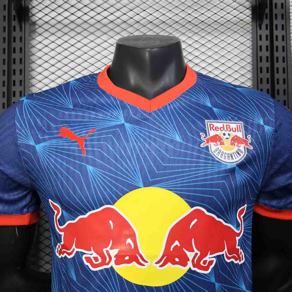 Maillot Leipzig 2025-26 Le 12 -ème Maillot, maillot de football avec logo et détails du design, porté par un joueur.