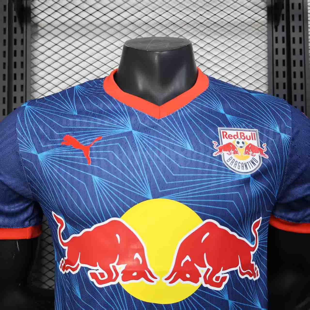 Maillot Leipzig 2025-26 Le 12 -ème Maillot, maillot de football avec logo et détails du design, porté par un joueur.