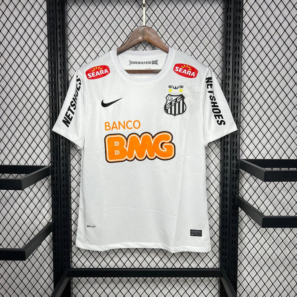 Maillot rétro Santos 2011-12 de Le 12 -ème, maillot de football avec logo et design vintage visible sur l'image.