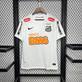 Maillot rétro Santos 2011-12 de Le 12 -ème, maillot de football avec logo et design vintage visible sur l'image.