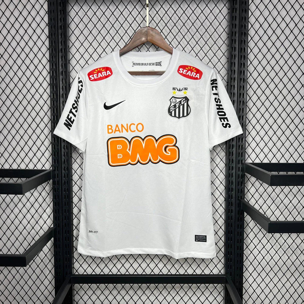 Maillot rétro Santos 2011-12 de Le 12 -ème, maillot de football avec logo et design vintage visible sur l'image.