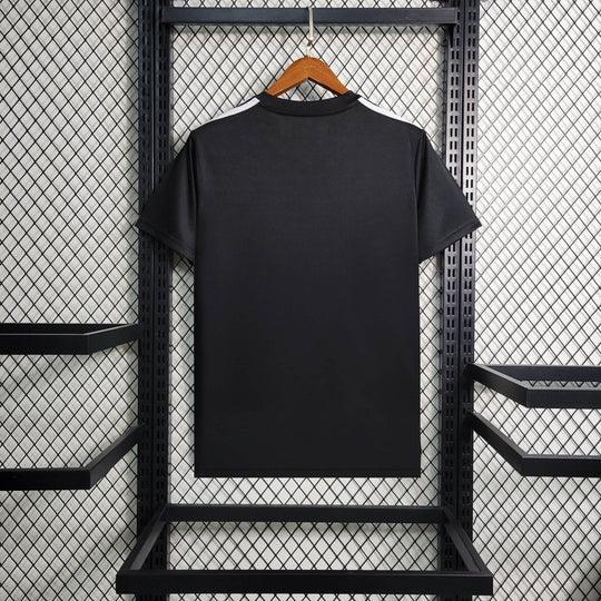 Maillot Real Madrid foot Balmain noir 2023 2024 de Le 12 -ème Maillot, vue du devant avec logo et détails du maillot.