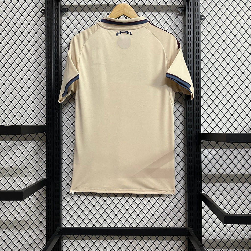 Maillot Ajax troisième 25/26 de Le 12 -ème Maillot, maillot de football avec logo Ajax, couleurs rouge et blanc, détails du design.
