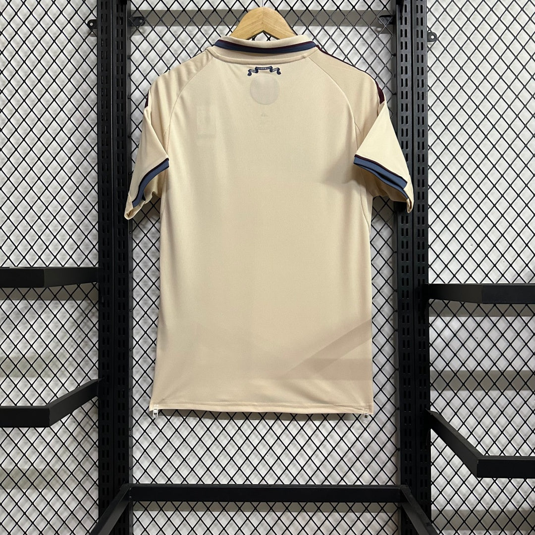Maillot Ajax troisième 25/26 de Le 12 -ème Maillot, maillot de football avec logo Ajax, couleurs rouge et blanc, détails du design.