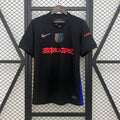 Maillot de football Barcelone 24/25 Spécial Noir par Le 12, vue de face, avec logo et détails en noir et bleu.