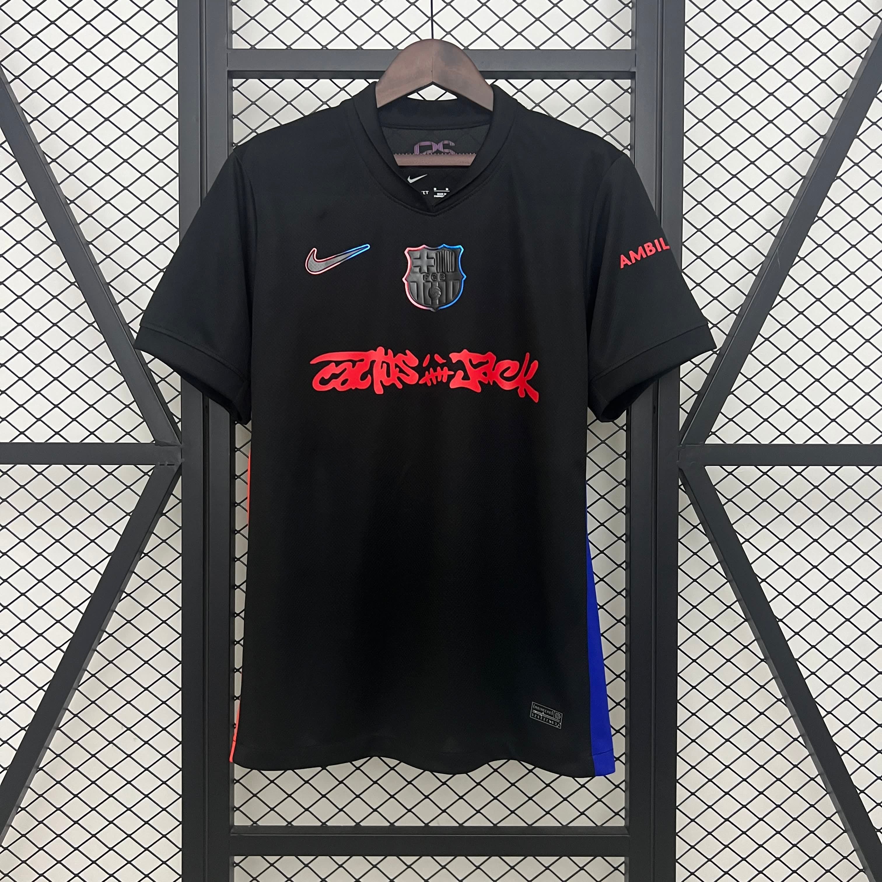 Maillot de football Barcelone 24/25 Spécial Noir par Le 12, vue de face, avec logo et détails en noir et bleu.