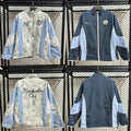 Veste coupe-vent réversible Manchester City Le 12 -ème Maillot, design bleu et blanc avec logo de l'équipe visible.